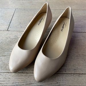 TROTTERS Kiera leather nude kitten heel Pump 8